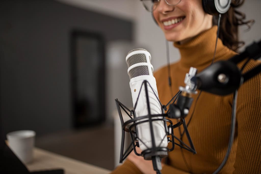 femme enregistre podcast en souriant